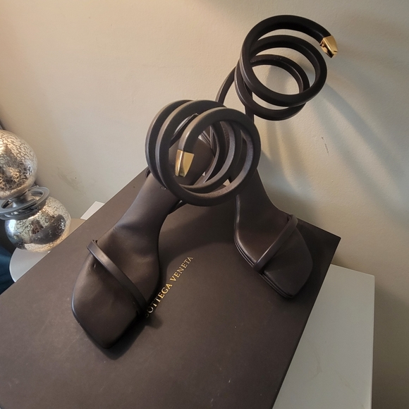 Shoe - Picture 2 of 6